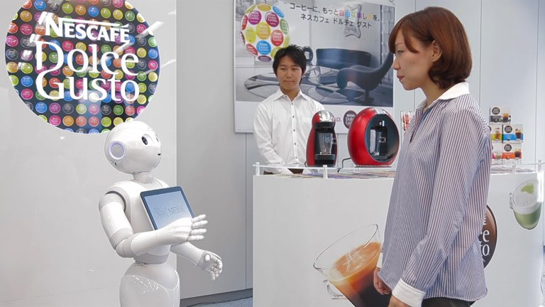 Roboti s motýlkem budou v Japonsku prodávat kávovary od Nestlé