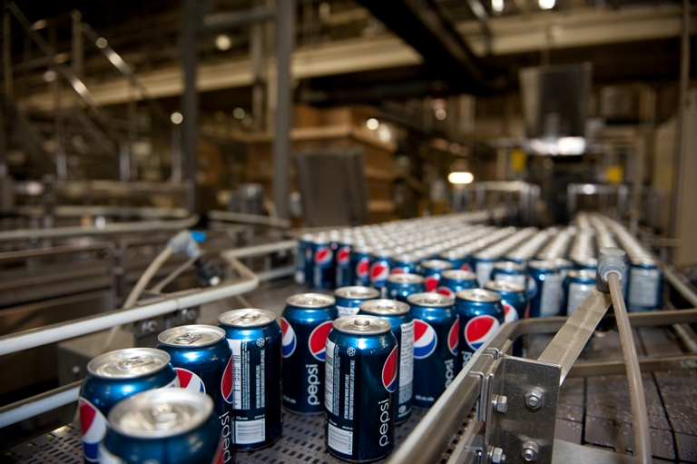 Čtvrtletní zisk a tržby nápojové skupiny PepsiCo klesly