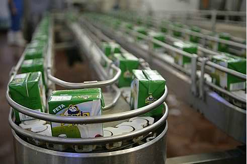 AFP: Ve Švédsku má produkce kravského mléka hořkou chuť