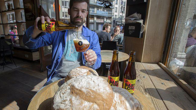 Bruselský pivovar vaří pivo ze zbytků chleba 