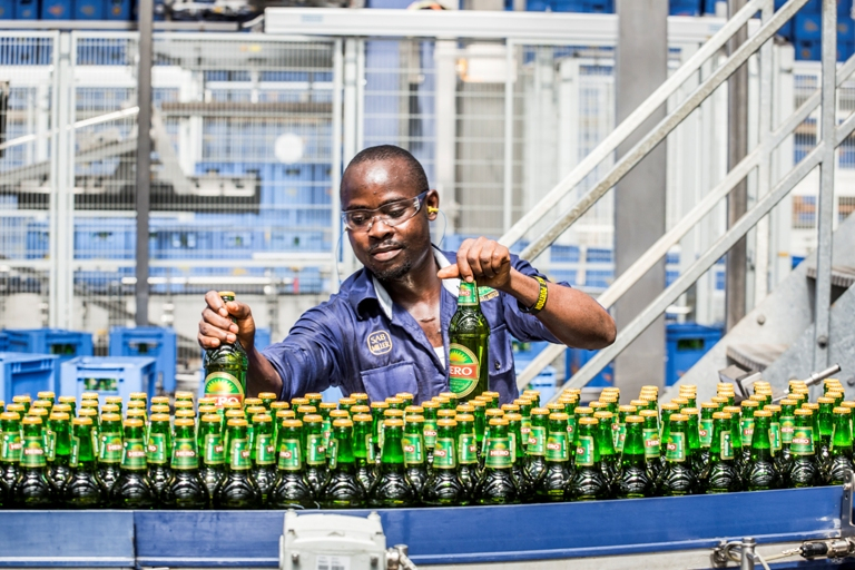 Zisk pivovaru AB InBev kvůli propadu v Brazílii klesl o 2 procenta