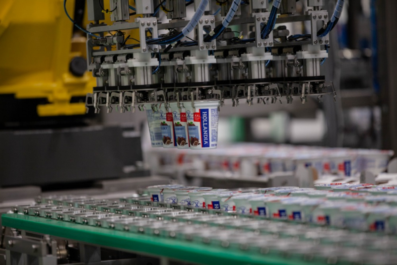 Výrobce jogurtů Hollandia rozšířila počet robotů ve výrobě