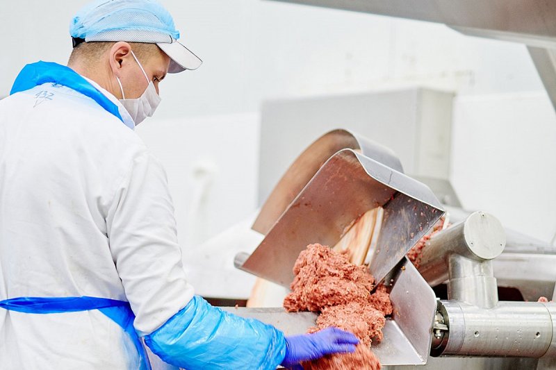 Unikátní balicí linka na maso v Poličce snížila spotřebu plastu o 50 %