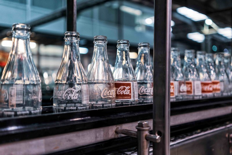 Tržby Coca-Coly překonaly odhady, poptávka zůstala navzdory vyšším cenám silná
