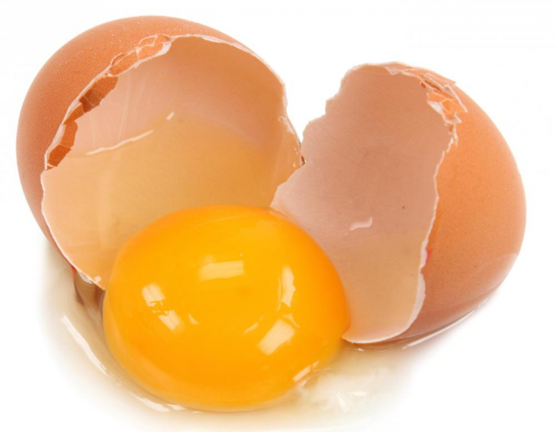 dTest: Někteří drůbežáři ztmavují žloutky vajec barvivy