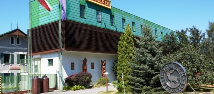 R. Jelínek ručně stočil dvacetiletou slivovici ke 120 letům firmy