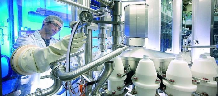 Potravinářskému gigantu Nestlé klesl pololetní zisk i tržby