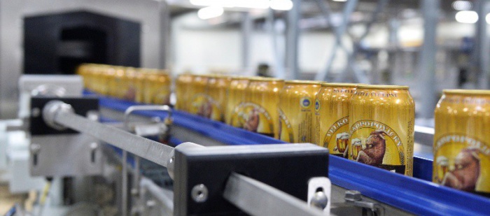 Roste zájem o pivo v plechovkách, pivovary investují do plniček