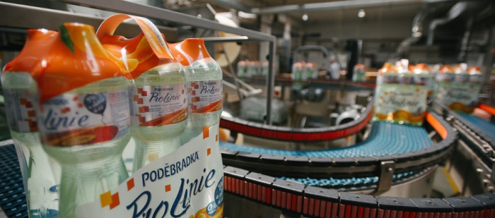 Poděbradka vyrobí za hodinu zhruba 28 000 lahví minerálky