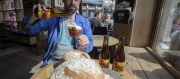 Bruselský pivovar vaří pivo ze zbytků chleba