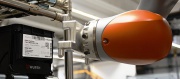 KUKA vyrábí přepravní systém s automatickou navigaci v podobě mobilního robota KMR iiwa