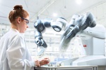 ABB představila YuMi, prvního robota na světě, který dokáže skutečně spolupracovat s člověkem