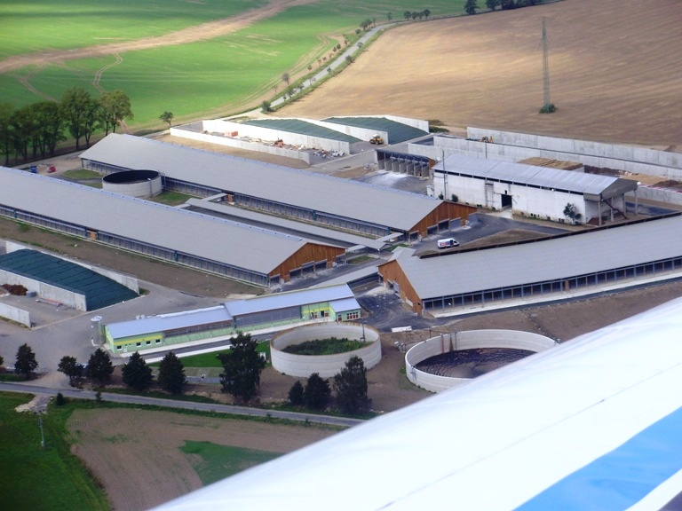 Agrofert otevřel největší mléčnou farmu v České republice, doplní ji bioplynová stanice