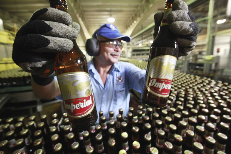 FT: AB InBev chce prodat značky Peroni a Grolsch a usnadnit fúzi