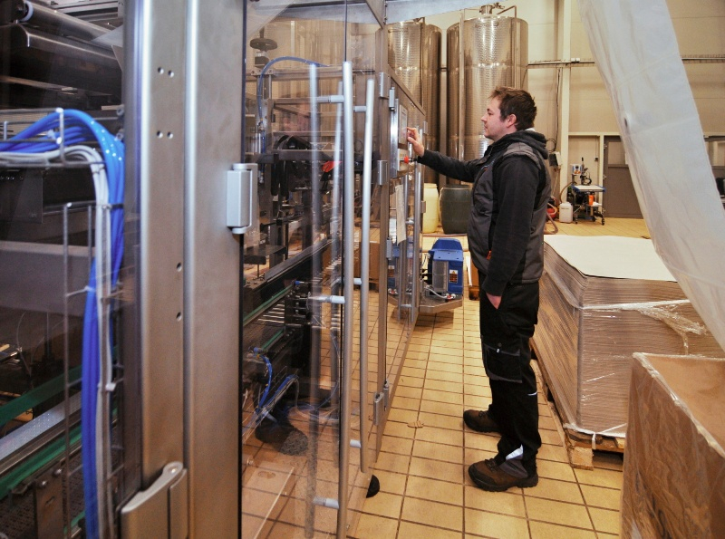 Vinný dům z Bzence letos vyrobí 3,5 milionu litrů vína, pomáhá i automatizovaná linka na bag-in-boxy