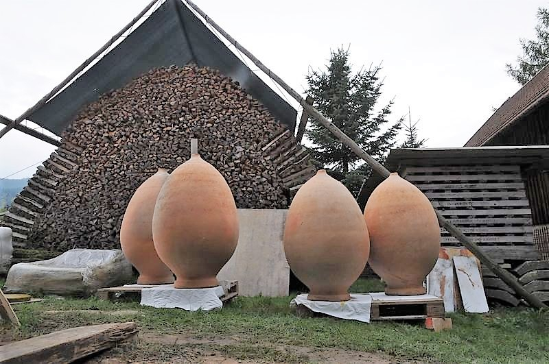 Znojemský vinař Vajčner nechává víno zrát v nádobách pod zemí