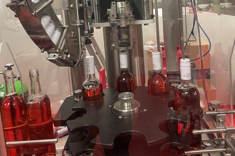 Vinaři lahvují svatomartinské víno, etikety a uzávěry kupovali s předstihem