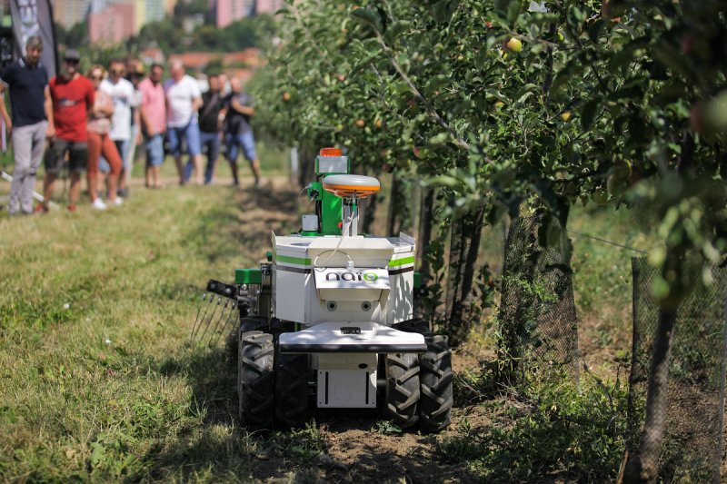 Autonomní robot zvládne v sadu, chmelnici nebo vinohradu téměř všechny práce