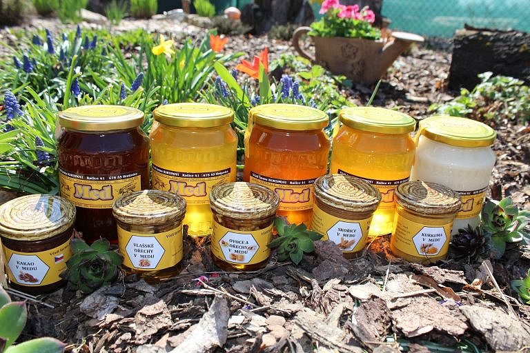 Včelí farma v Račicích na Třebíčsku: Po vykácení lesů je med hlavně díky řepce