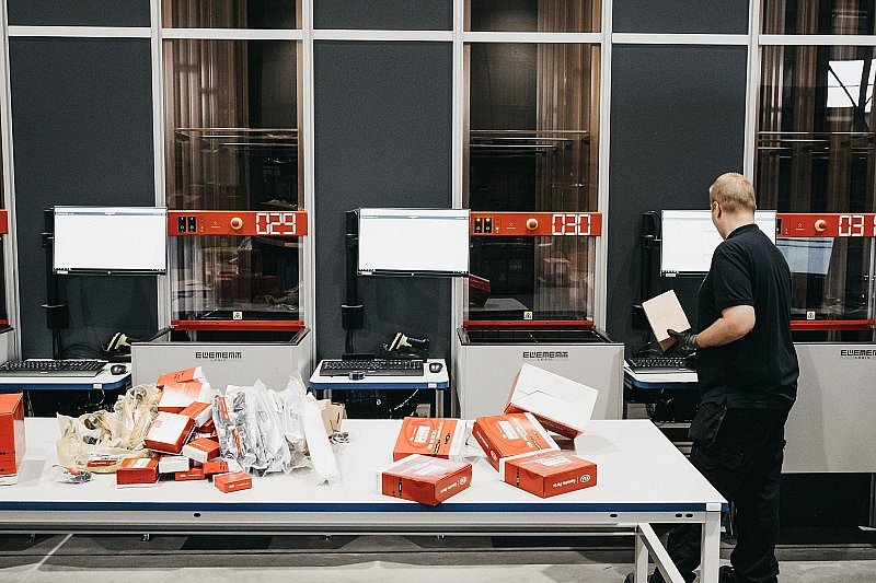 Rohlík otevřel v Chrášťanech automatizované distribuční centrum