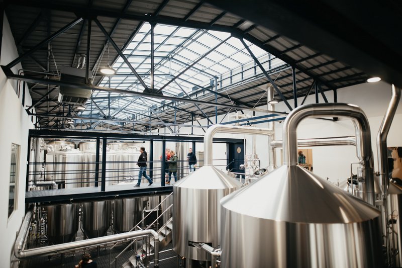 Vinohradský pivovar otevřel pobočku na místě bývalé sodovkárny v Káraném u Prahy