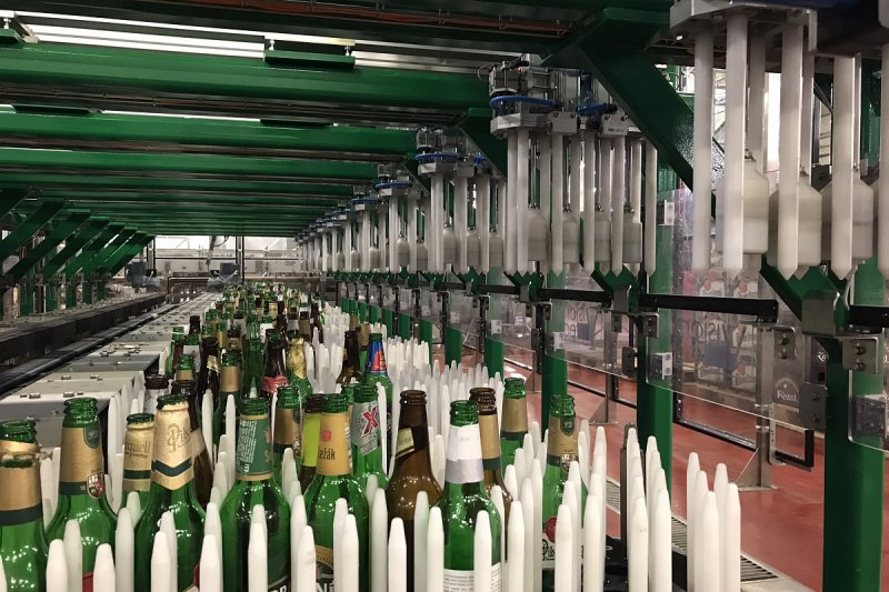 Nová unikátní linka Prazdroje automaticky vytřídí 81 tisíc lahví za hodinu