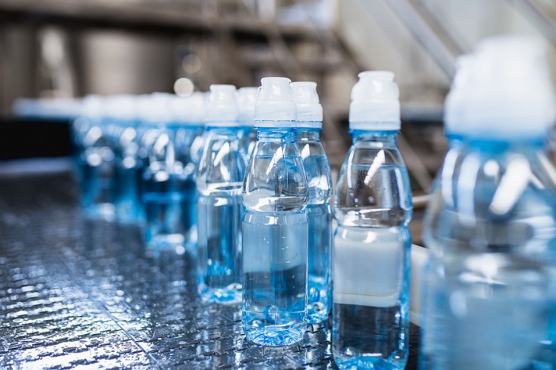 Zálohování PET lahví a plechovek by mohlo začít fungovat v polovině roku 2025