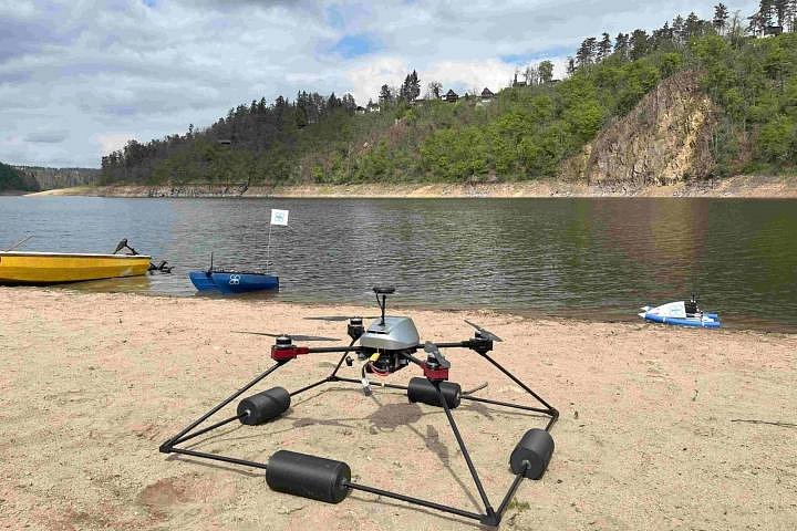 Drony vyvinuté na ČVUT pomáhají s mapováním znečištěných vodních ploch