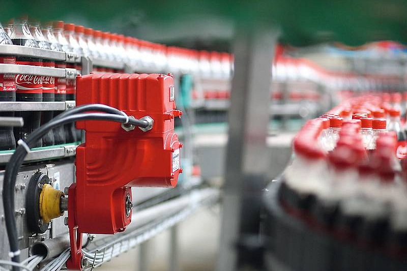 Coca-Cola v prvním čtvrtletí mírně zvýšila tržby i zisk, zlepšila výhled