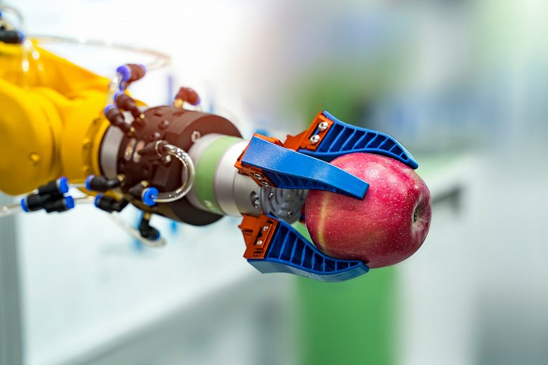 Čtyři středočeské zemědělské školy získají drony, kamery či polního robota