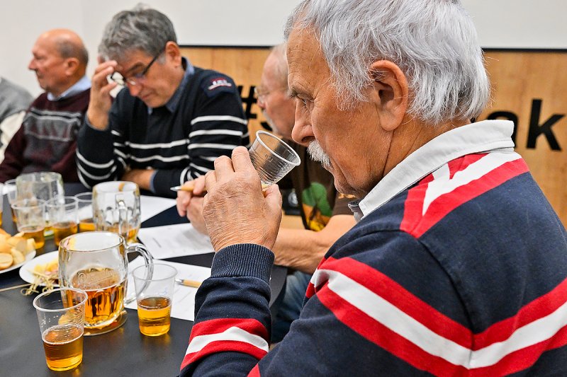 Dvacet starých sládků hlídá kvalitu plzeňského ležáku, v týmu jsou i dvě ženy