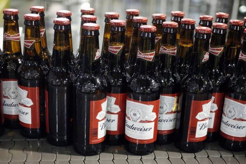 Největší pivovar světa AB InBev překvapil růstem zisku i prodeje