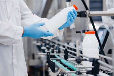 Mléko za šest korun, levnější než voda, je skvělá reklama. Česko ale nakonec může vyjít až příliš draho