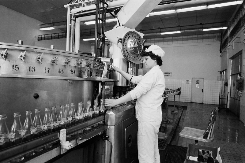 Coca-Cola se v Československu začala licenčně vyrábět v září 1971, později měla i místní konkurenty