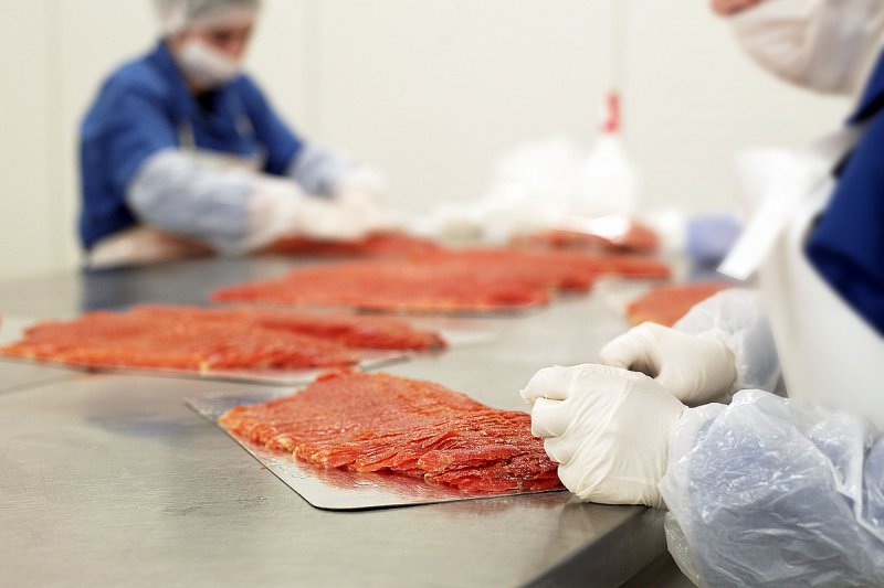 Vědci vyvinuli technologii, která vyrobí hnojivo z peří nebo rybích zbytků