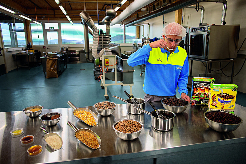 Projekt Nestlé do tří let zaměstná či proškolí 540 mladých Čechů a Slováků