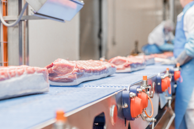 Rodinná firma HANDL TYROL vyrábí Tyrolskou slaninu CHZOz vepřového masa ve výrobním závodě v Haiming s vysokou úrovní automatizace.