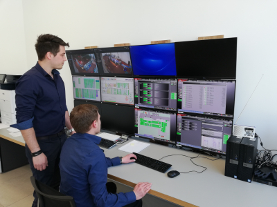 V řídicím středisku každého výrobního závodu jsou na několika monitorech systému přehledně zobrazeny všechny provozní stavy.