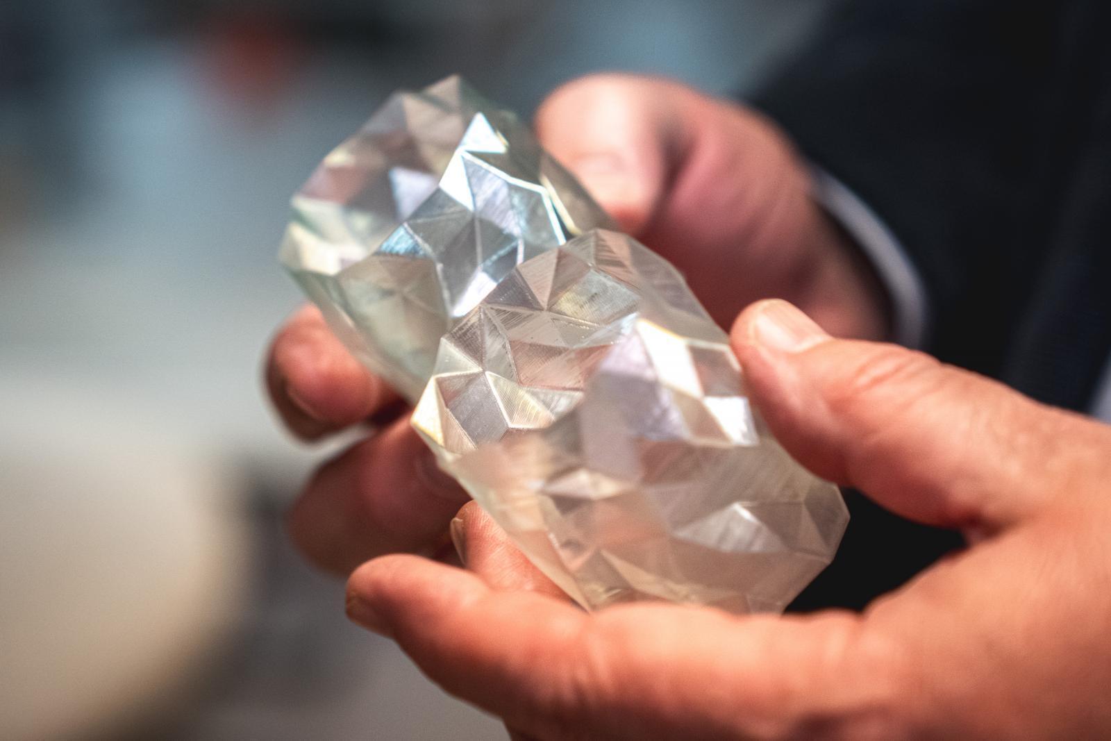 Výrobek z neznačeného PET vpředu a značeného markery vzadu. | Autor: Tomáš Malcher