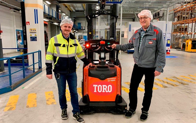 Vedoucí skladu Øyvind Steinsland (vlevo) a projektový manager Kjell-Inge Skare (vpravo) s jedním z nových vozíků Toyota Autopilot.